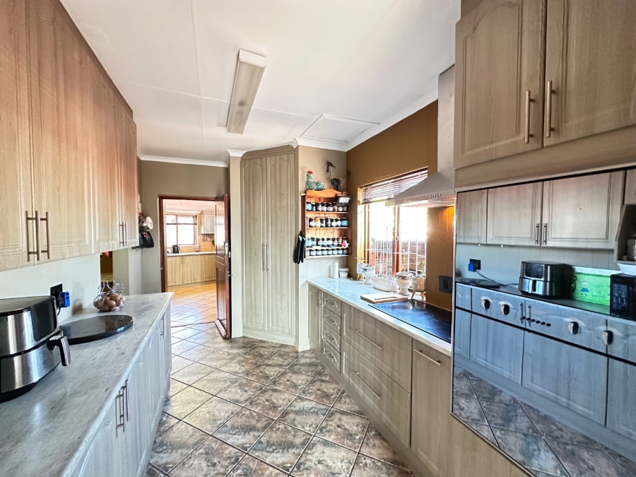 6 Bedroom Property for Sale in Heiderand Western Cape